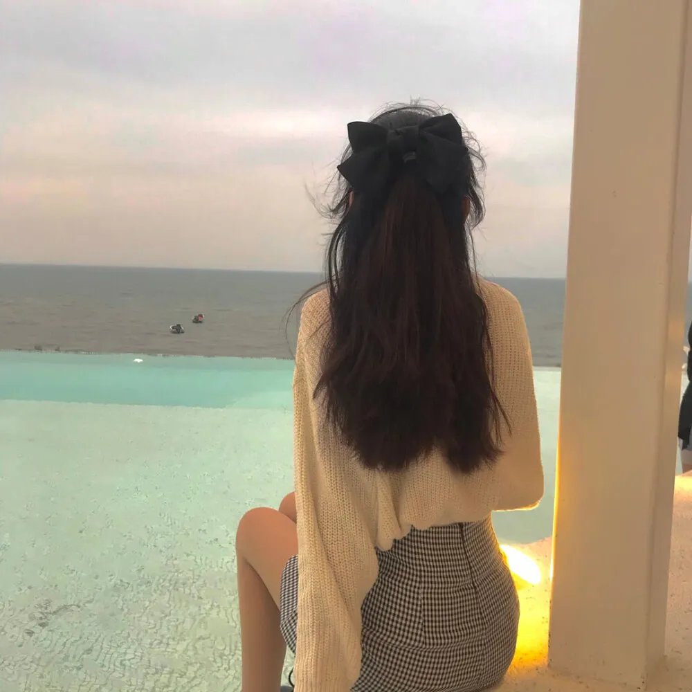 玻璃橱窗中的姑娘